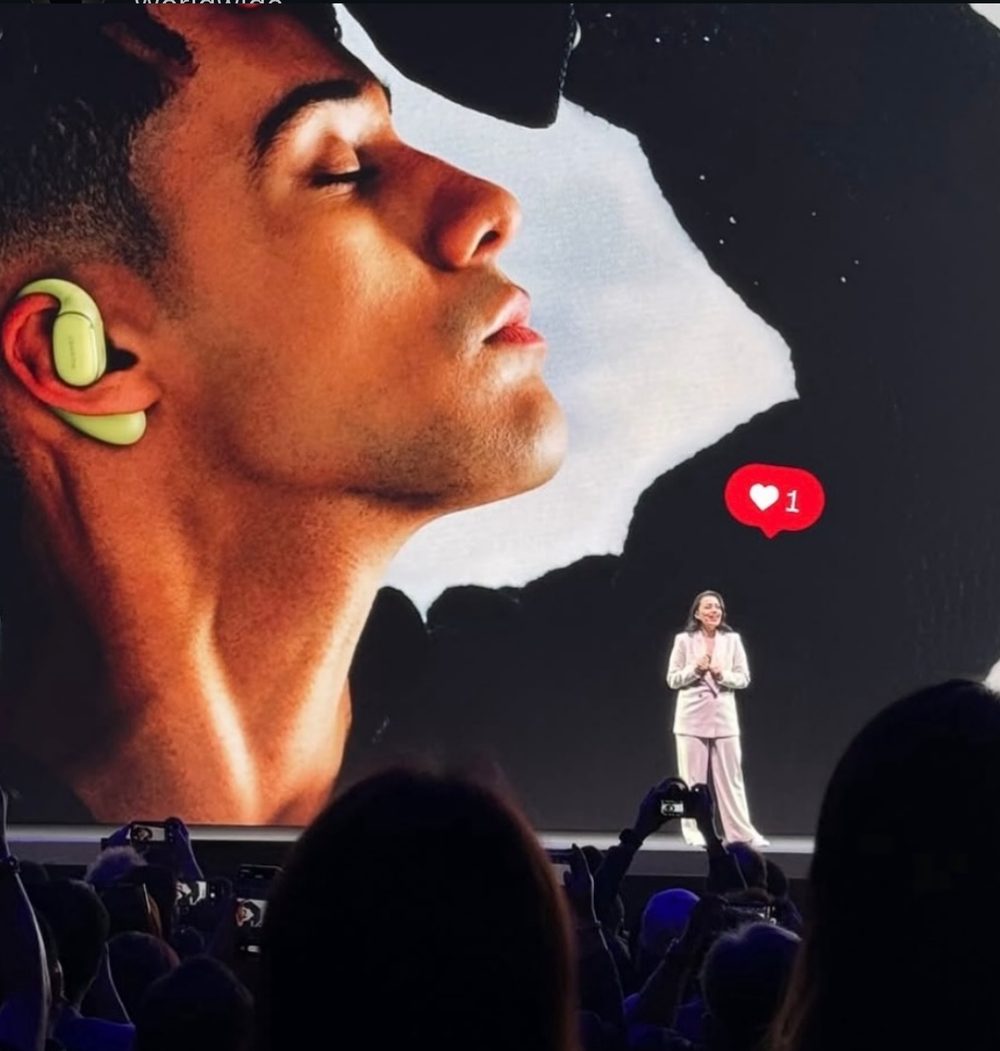 Face on keynote screen in China